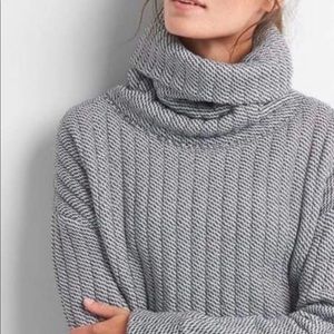 NEW GAPFIT Cable-Quilt Turtleneck